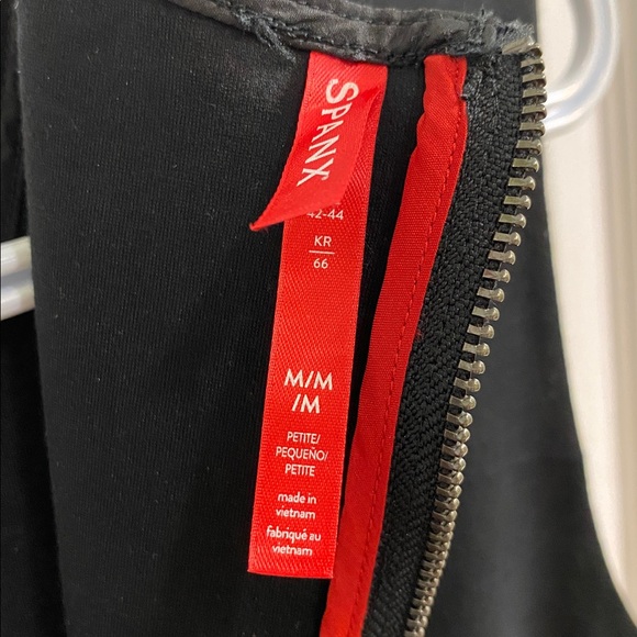 Spanx The Perfect Jumpsuit Classic Black Size Medium Petite Elegant Flattering - Picture 7 of 9